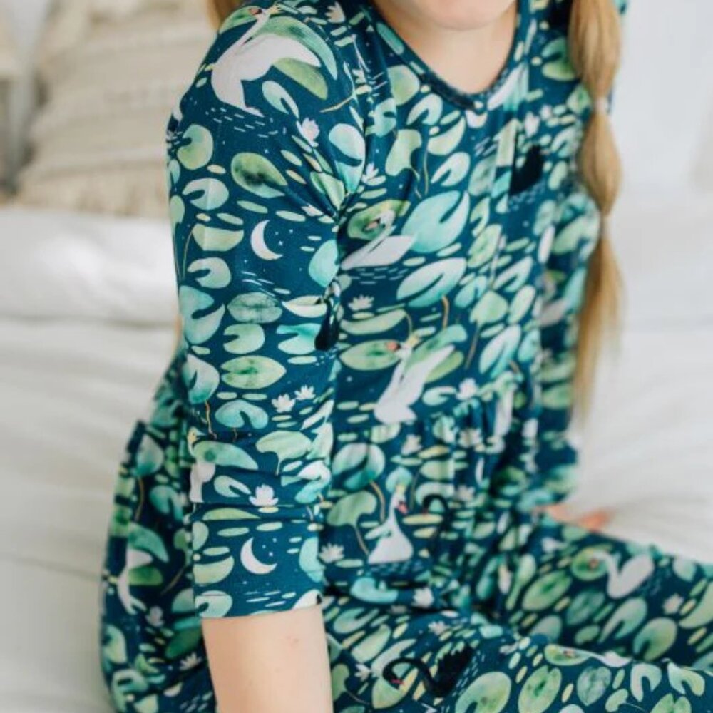 Wildwoven (Kindthing) Swan Lake 2-piece Pajamas